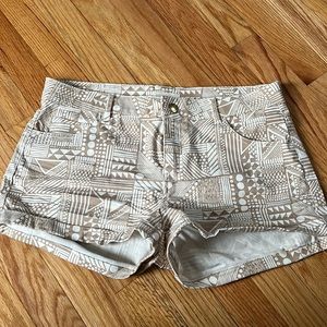 H&M white and tan geometric design shorts